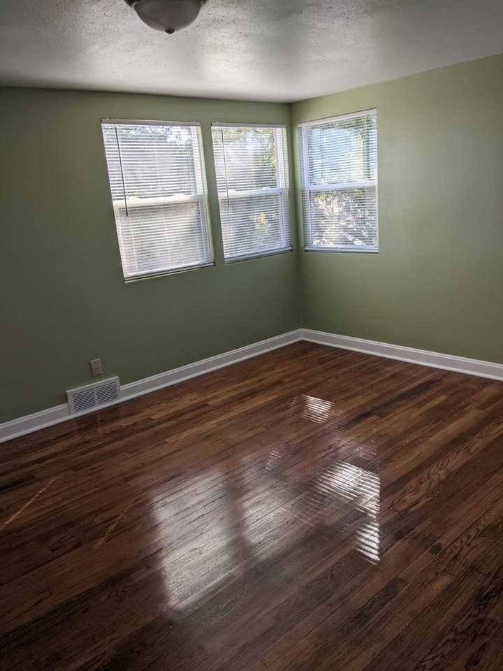 1217 6th St - Photo 5 of 9