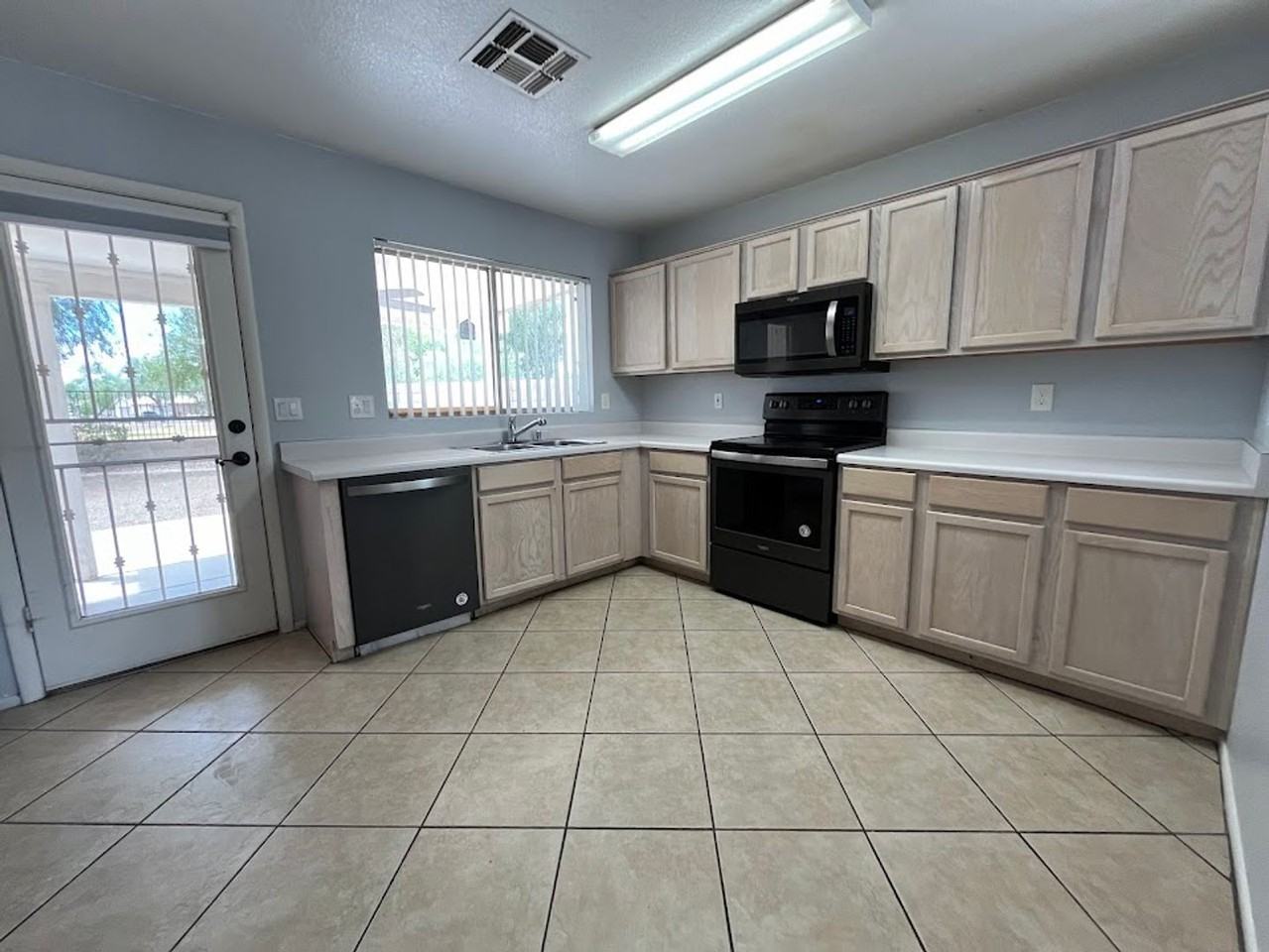 4518 North 84th Avenue - Photo 5 of 23