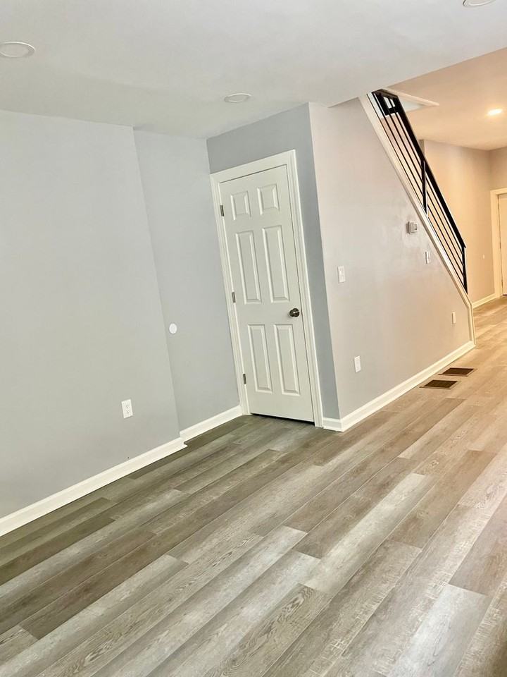 924 Maple Ter - Photo 3 of 12