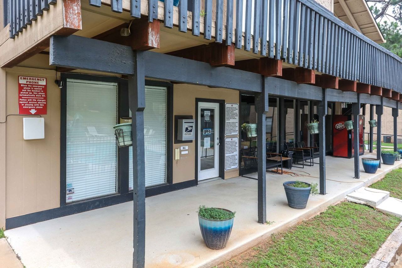 Pinehurst Apartments - Photo 6 of 38