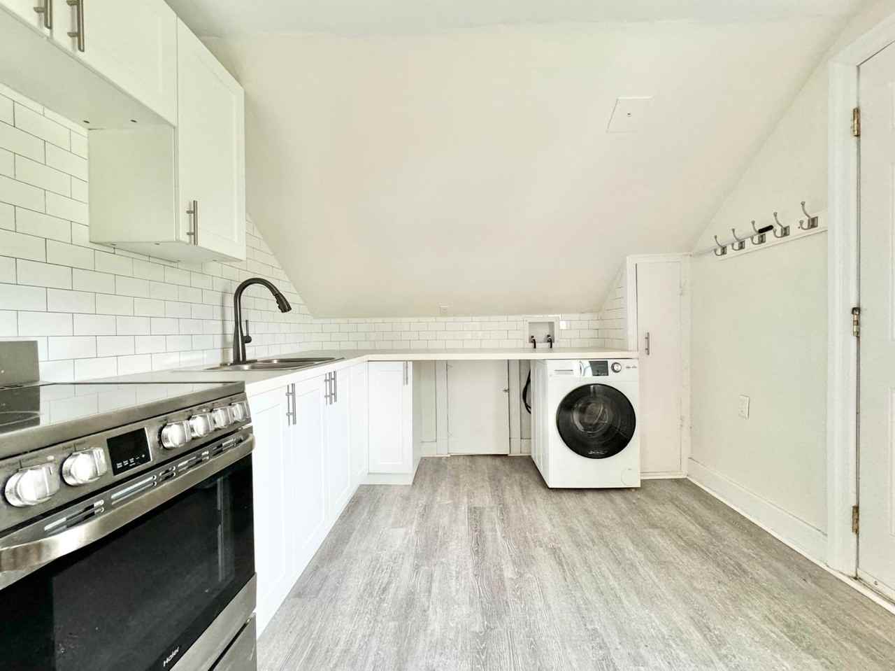 232 Grantham Ave Uppr - Photo 2 of 13
