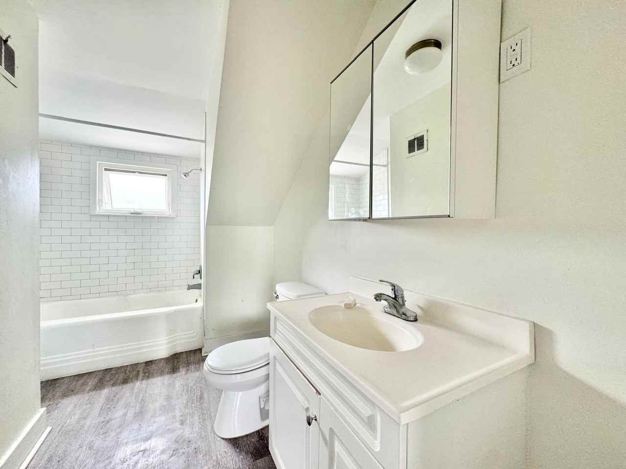 232 Grantham Ave Uppr - Photo 3 of 13