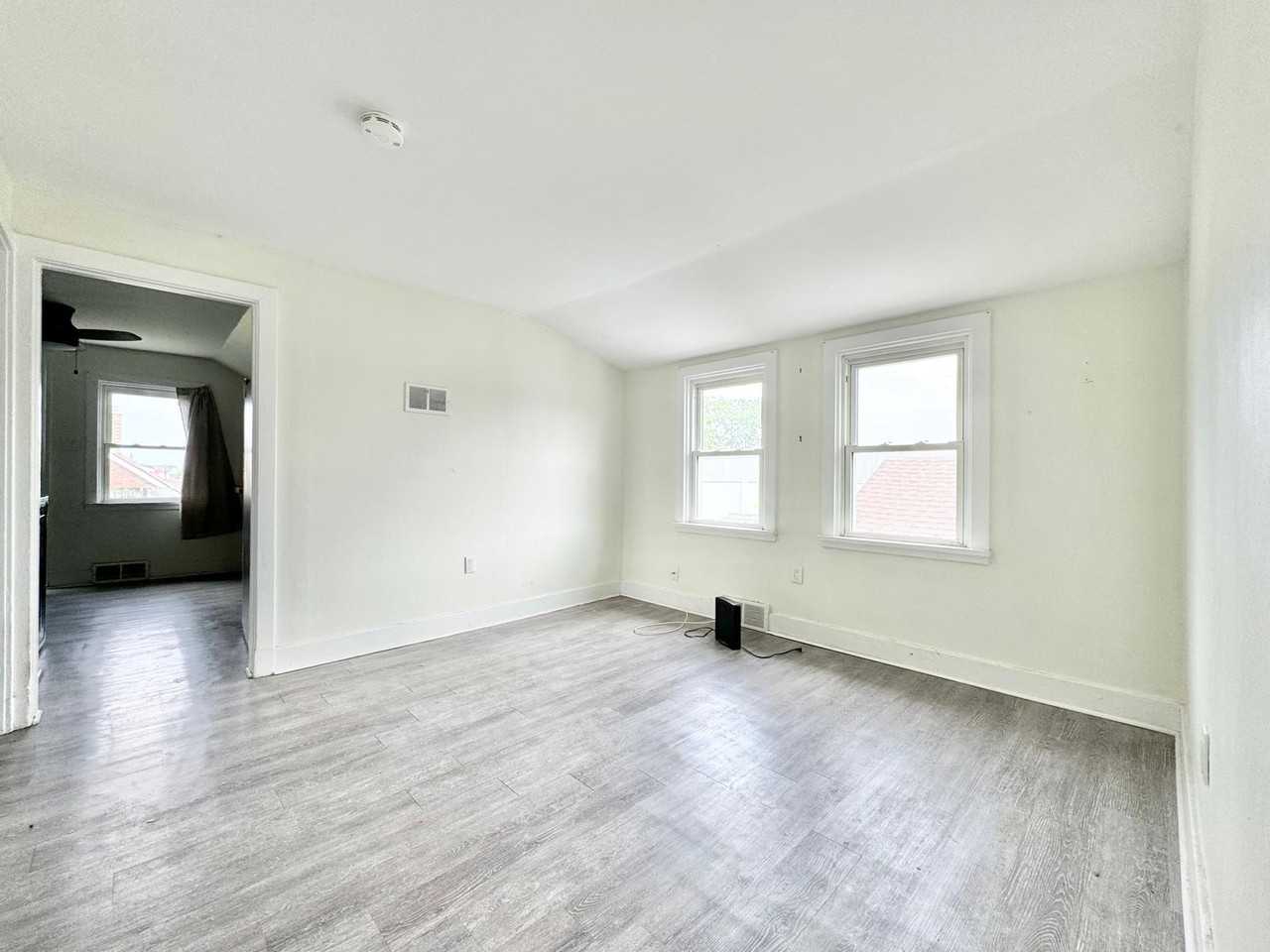 232 Grantham Ave Uppr - Photo 4 of 13