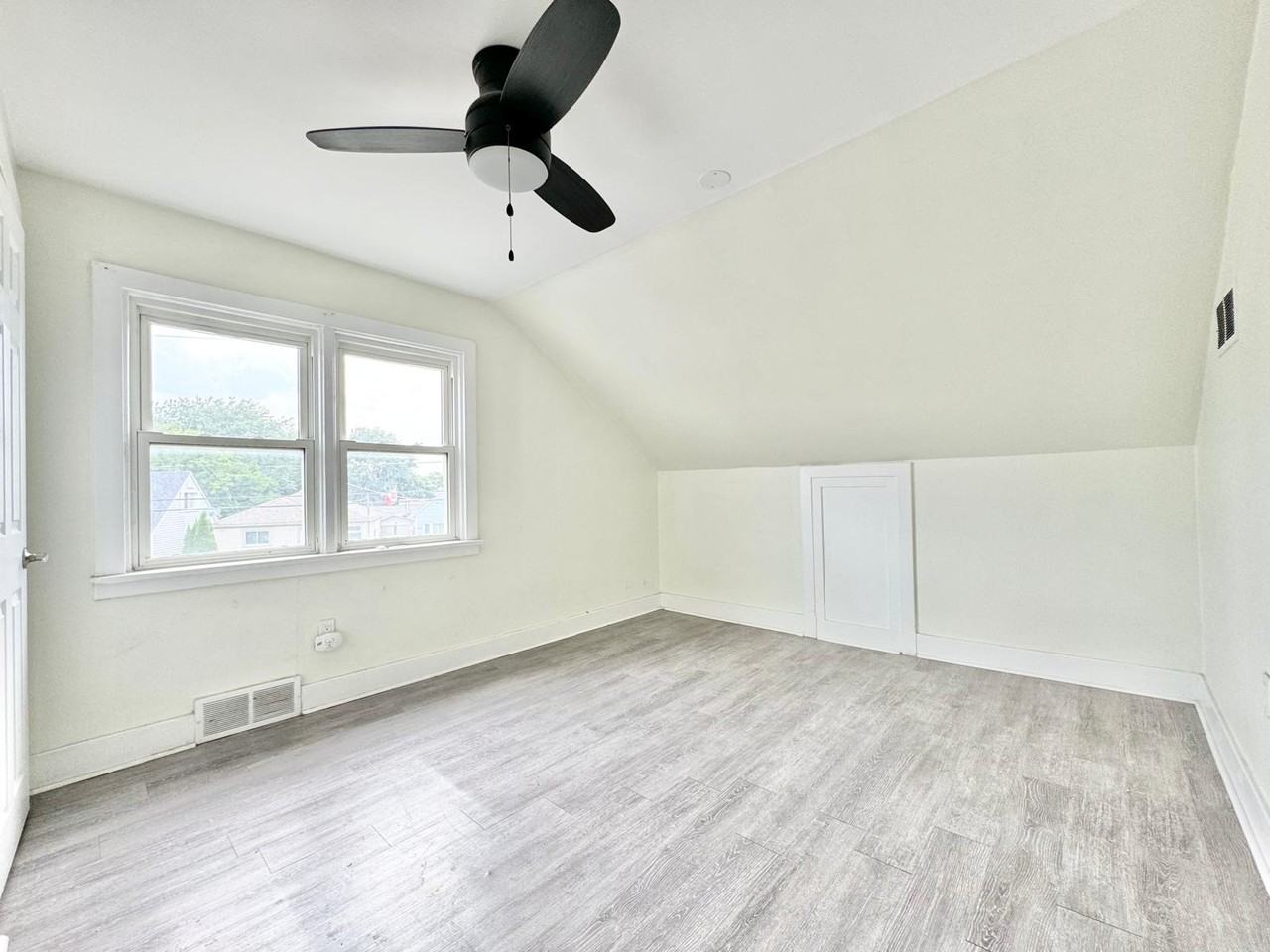 232 Grantham Ave Uppr - Photo 5 of 13
