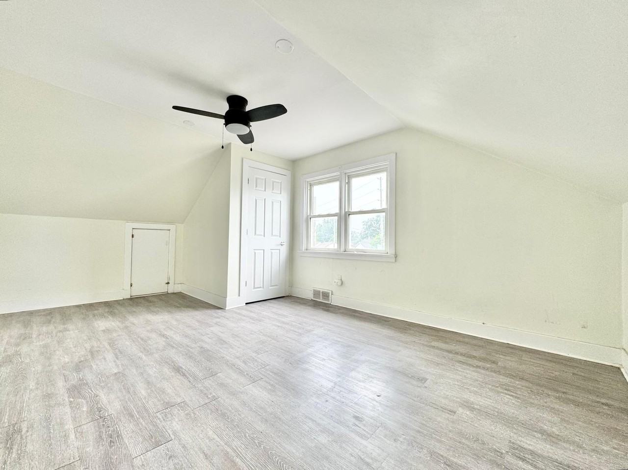 232 Grantham Ave Uppr - Photo 6 of 13