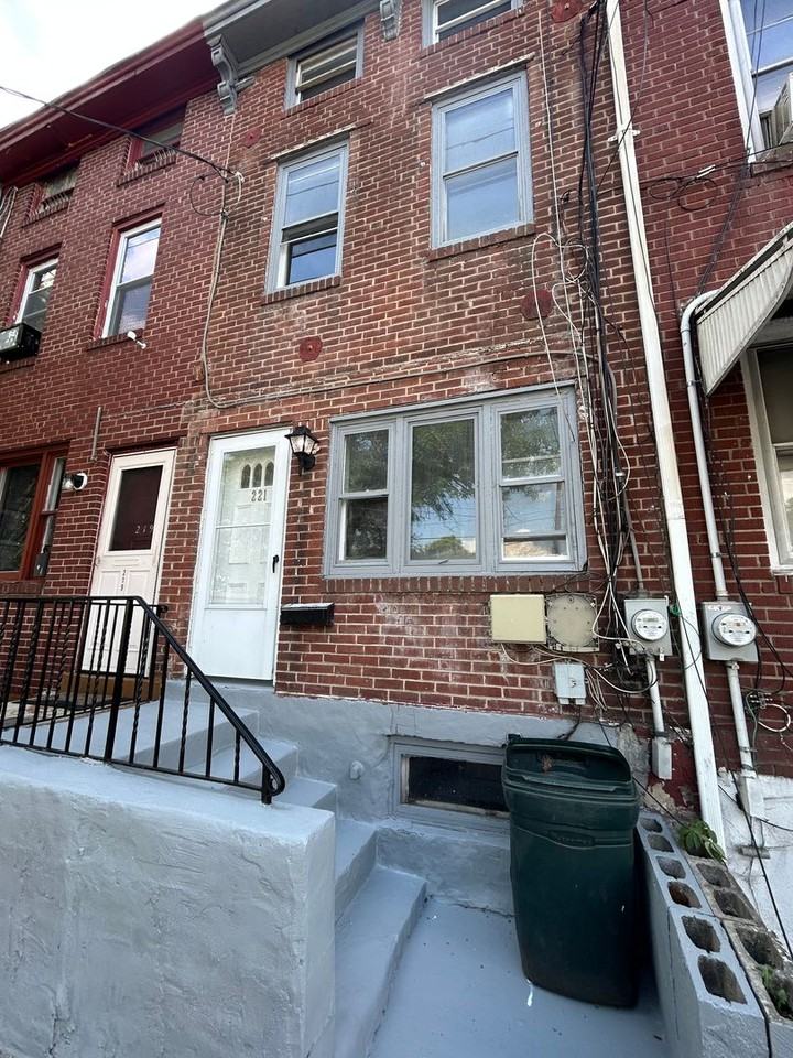 221 Mulberry St - Photo 2 of 15