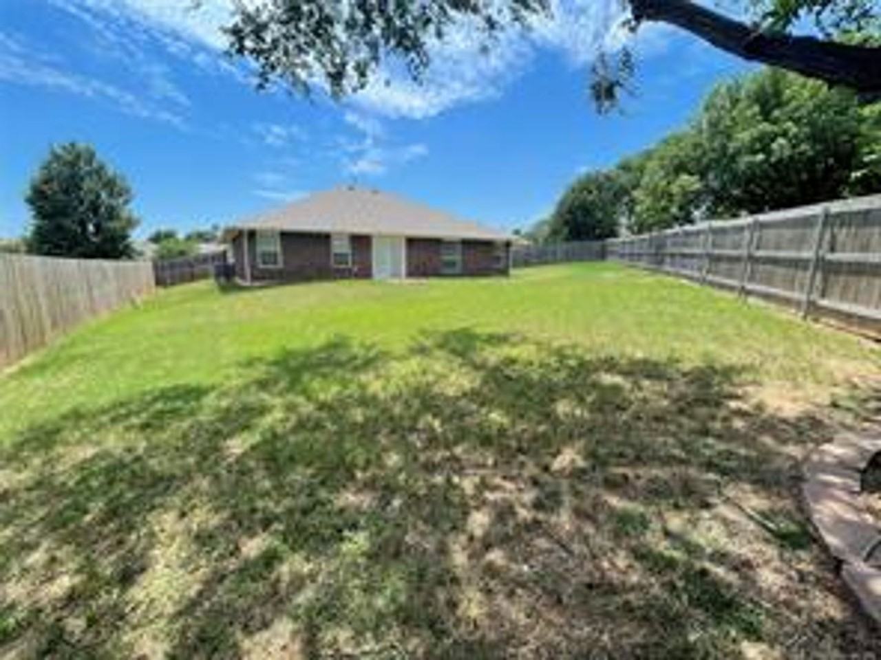 1705 Teakwood Cir - Photo 4 of 17