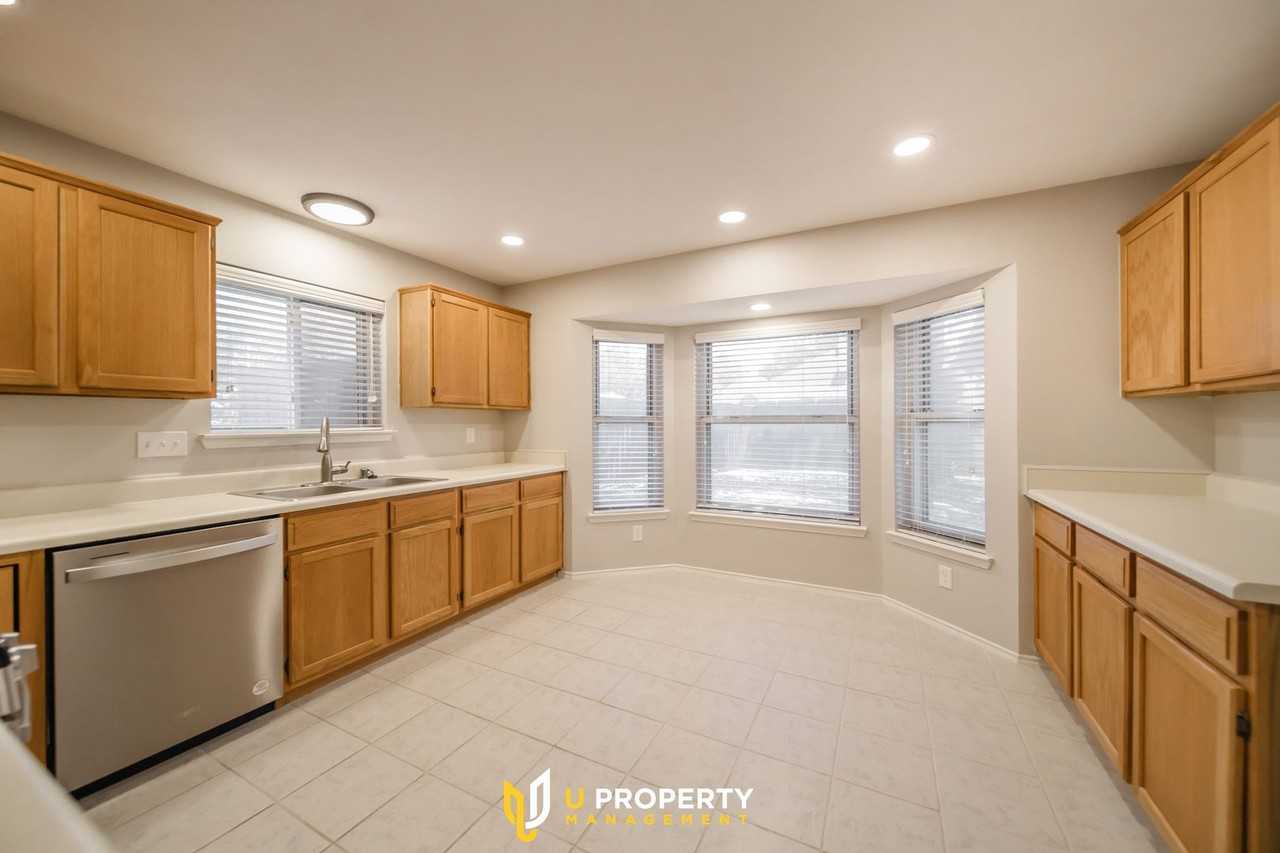 606 Creekside Ln - Photo 3 of 28