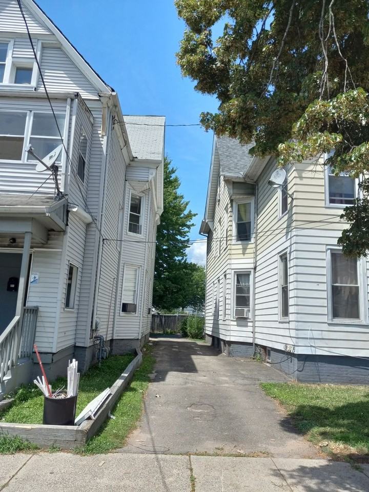 CASSIUS - Photo 2 of 37