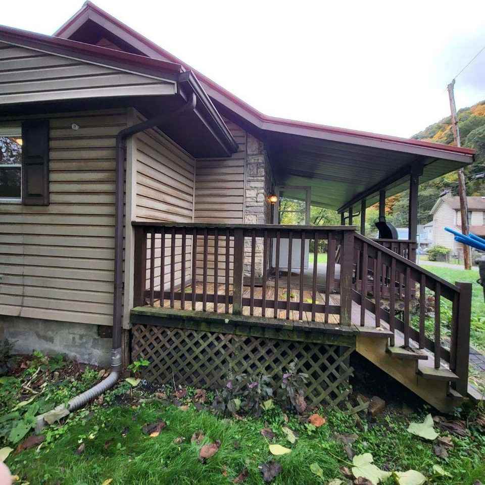 209 Pleasant St - Photo 2 of 8