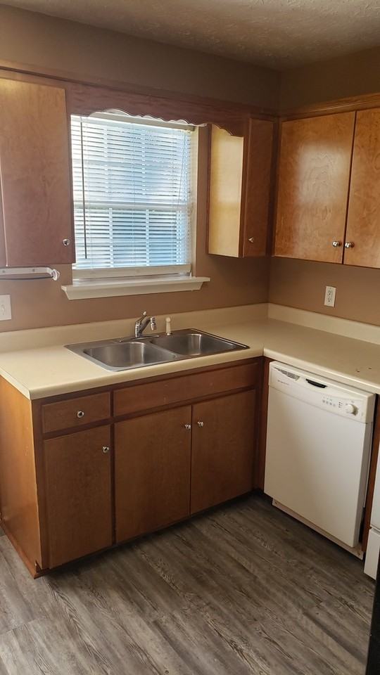 995 Roberts Street SW - Photo 2 of 9