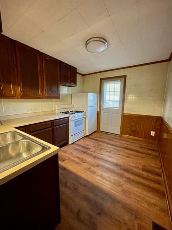 508 W 10th St - Photo 2 of 7