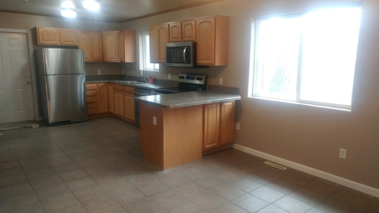 RH118 - 1204 1/2 Hawthorne Lane - Photo 2 of 10