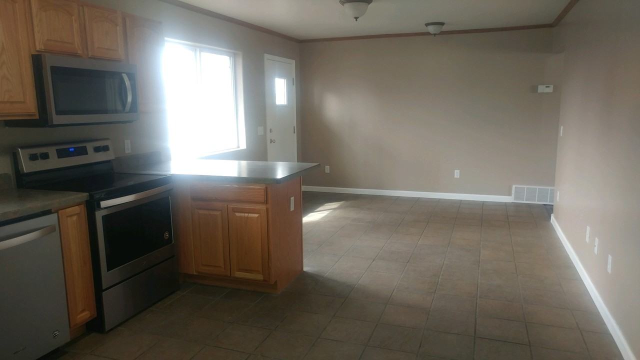 RH118 - 1204 1/2 Hawthorne Lane - Photo 3 of 10