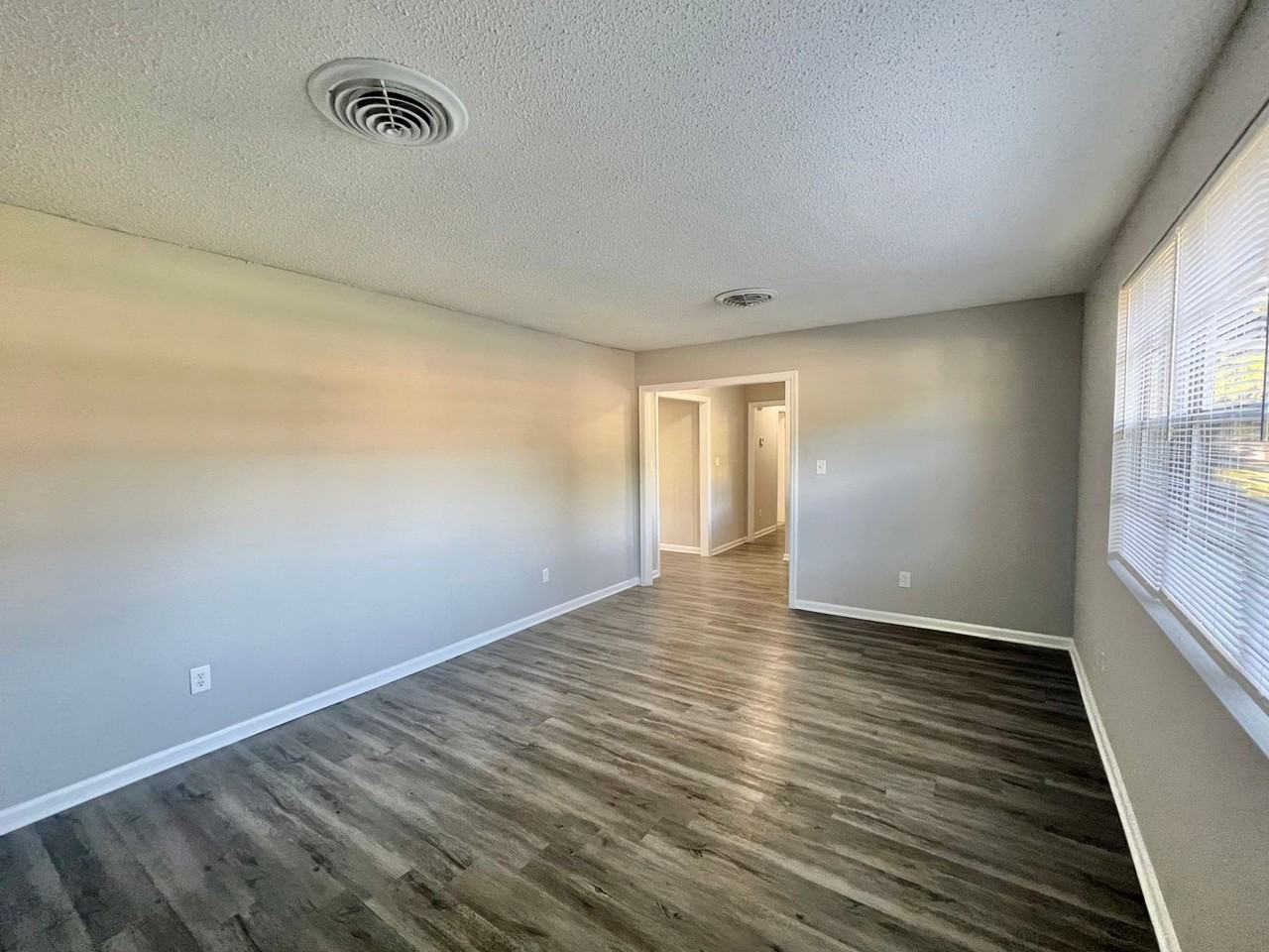 4120 Englewood Dr - Photo 3 of 23