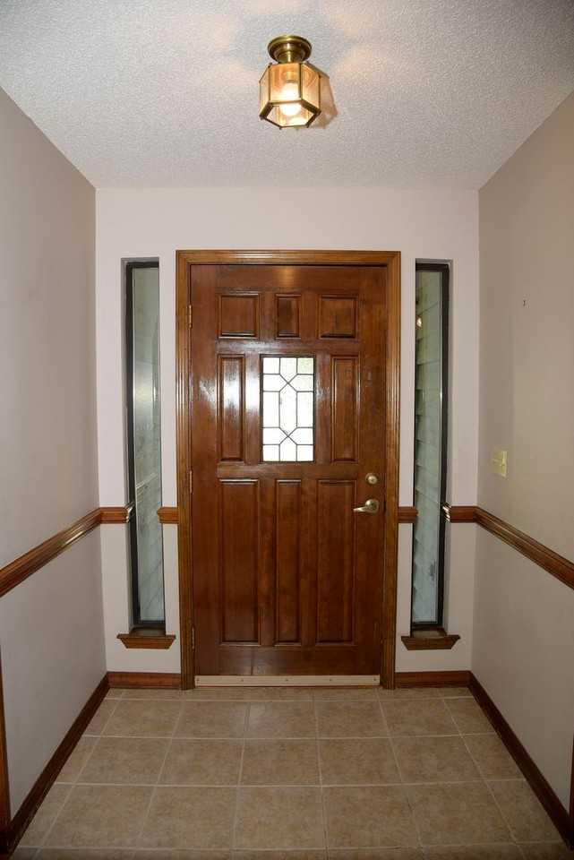 1129 Troon Dr W - Photo 3 of 34