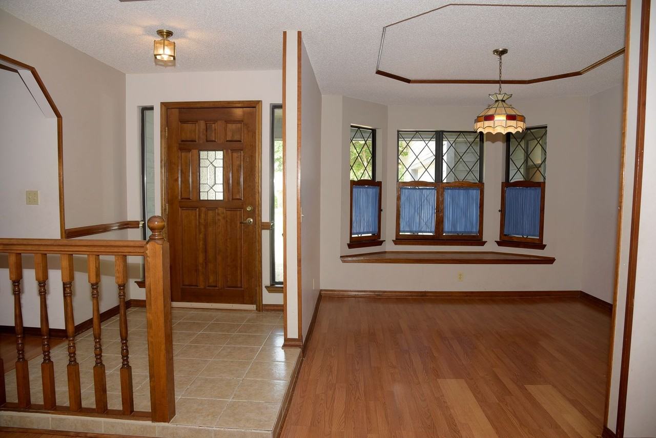 1129 Troon Dr W - Photo 4 of 34