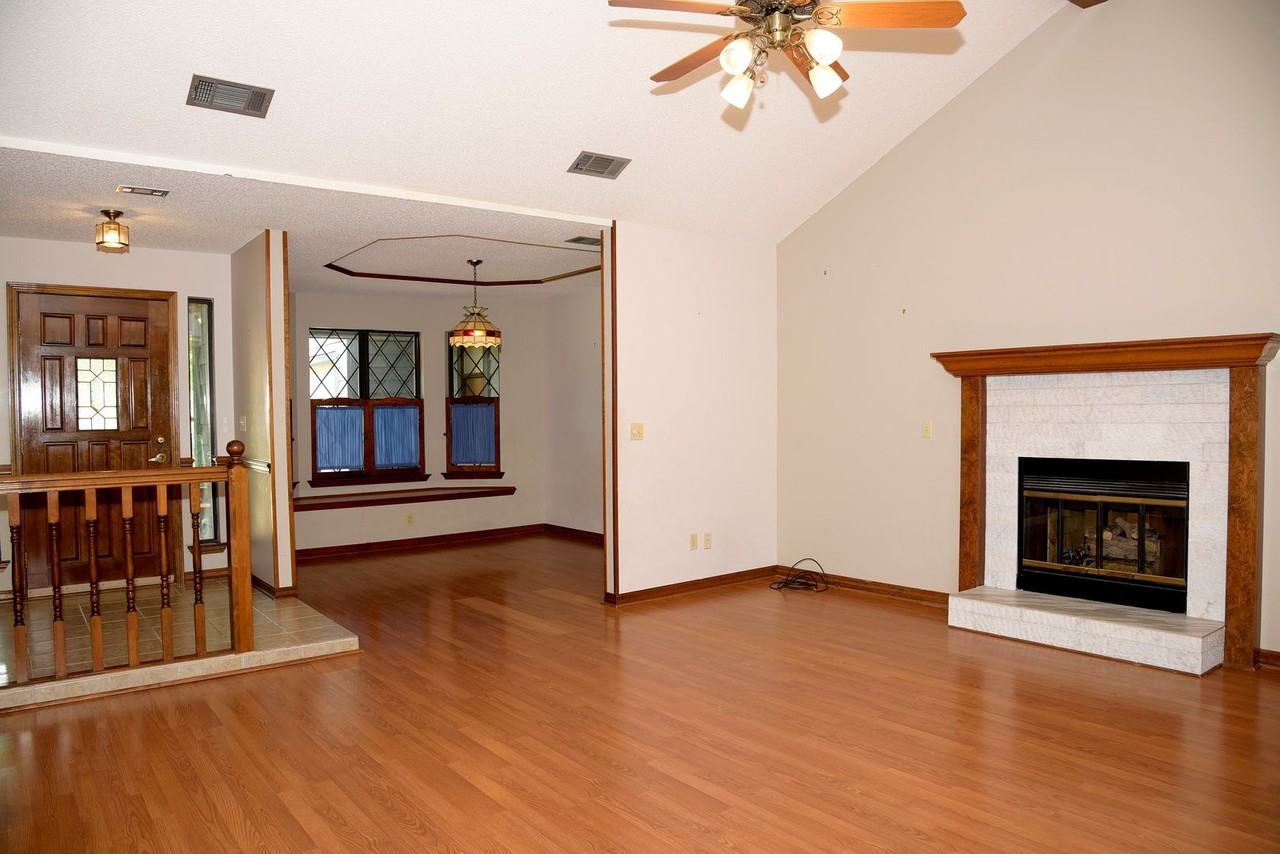 1129 Troon Dr W - Photo 6 of 34