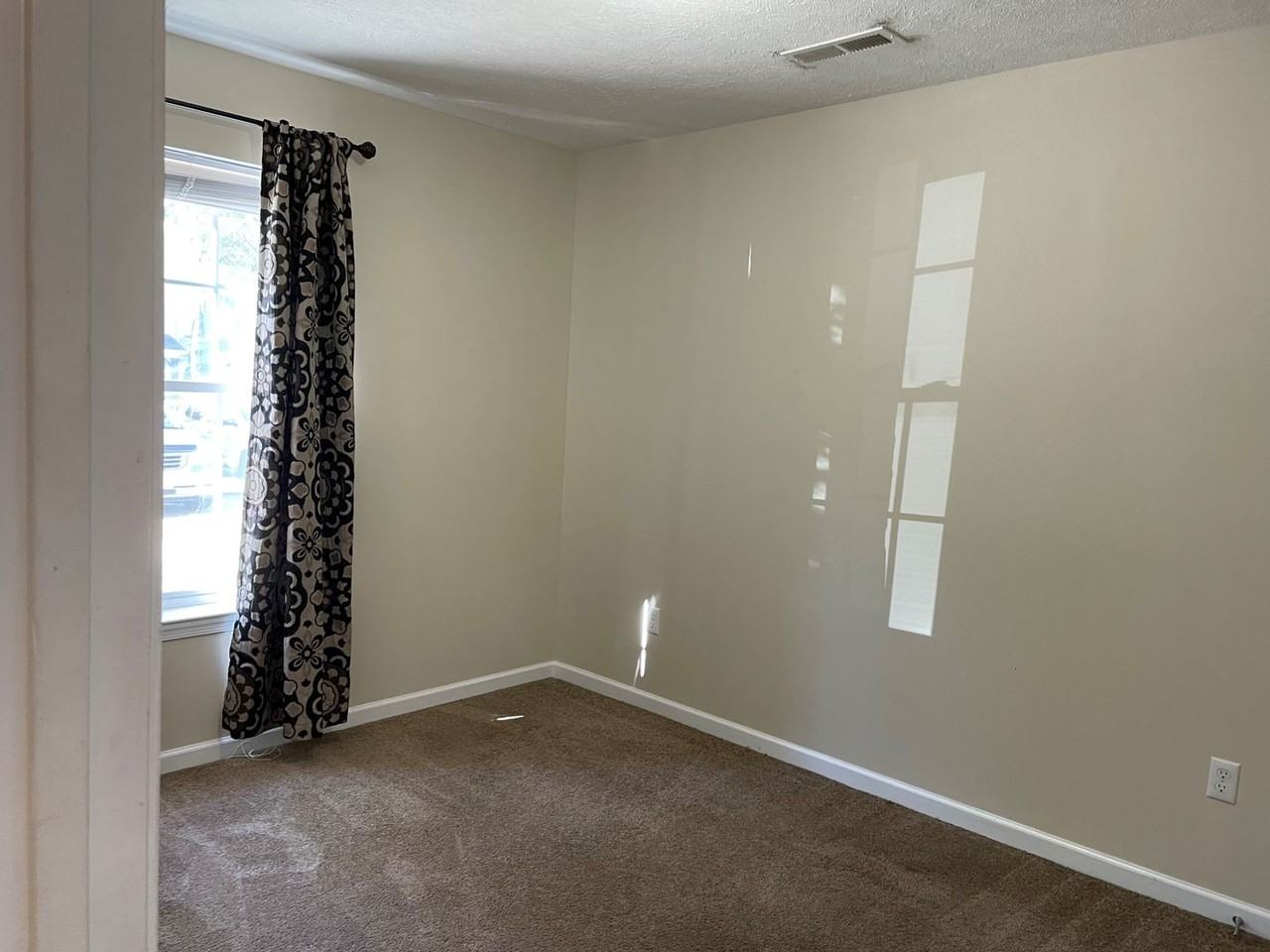 21 Gloucester Dr - Photo 4 of 10