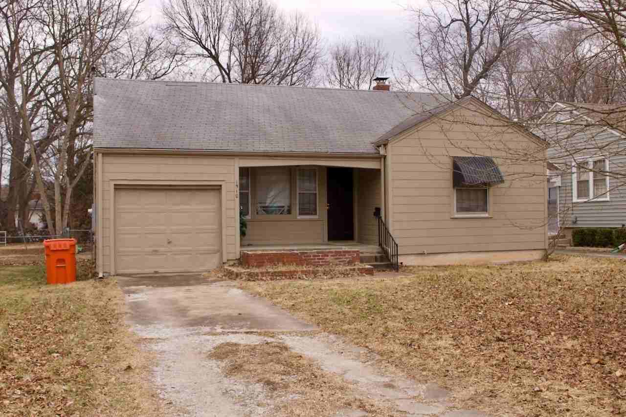 1510 S Kickapoo Ave - Photo 2 of 11