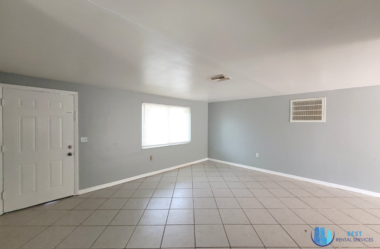 4624 Eastwood Ln - Photo 3 of 15