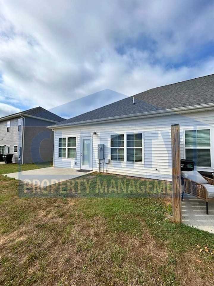 623 Bellingham Dr Ne - Photo 3 of 19