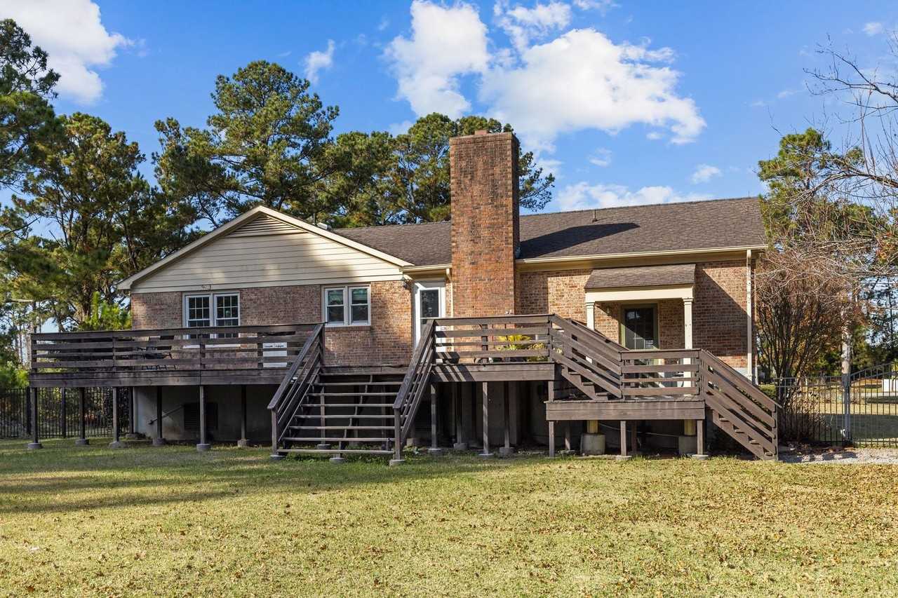 109 Pleasant Dr - Photo 3 of 50