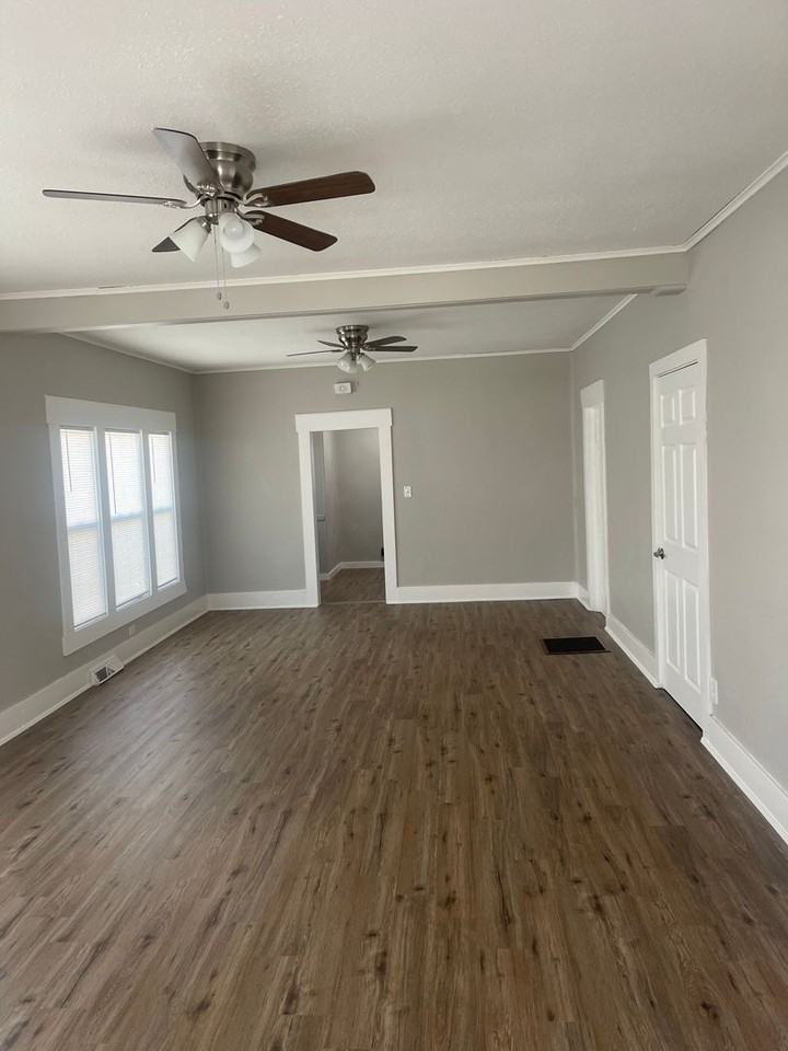 1410 N Broadway St - Photo 4 of 13