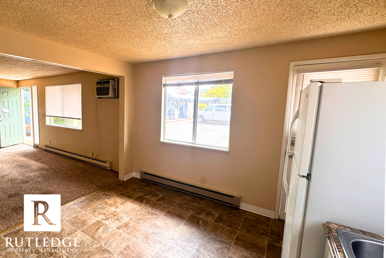 2250 Crater Lake Ave - Photo 4 of 7