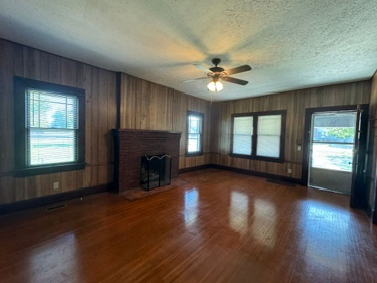 1315 N Robberson Ave - Photo 2 of 17