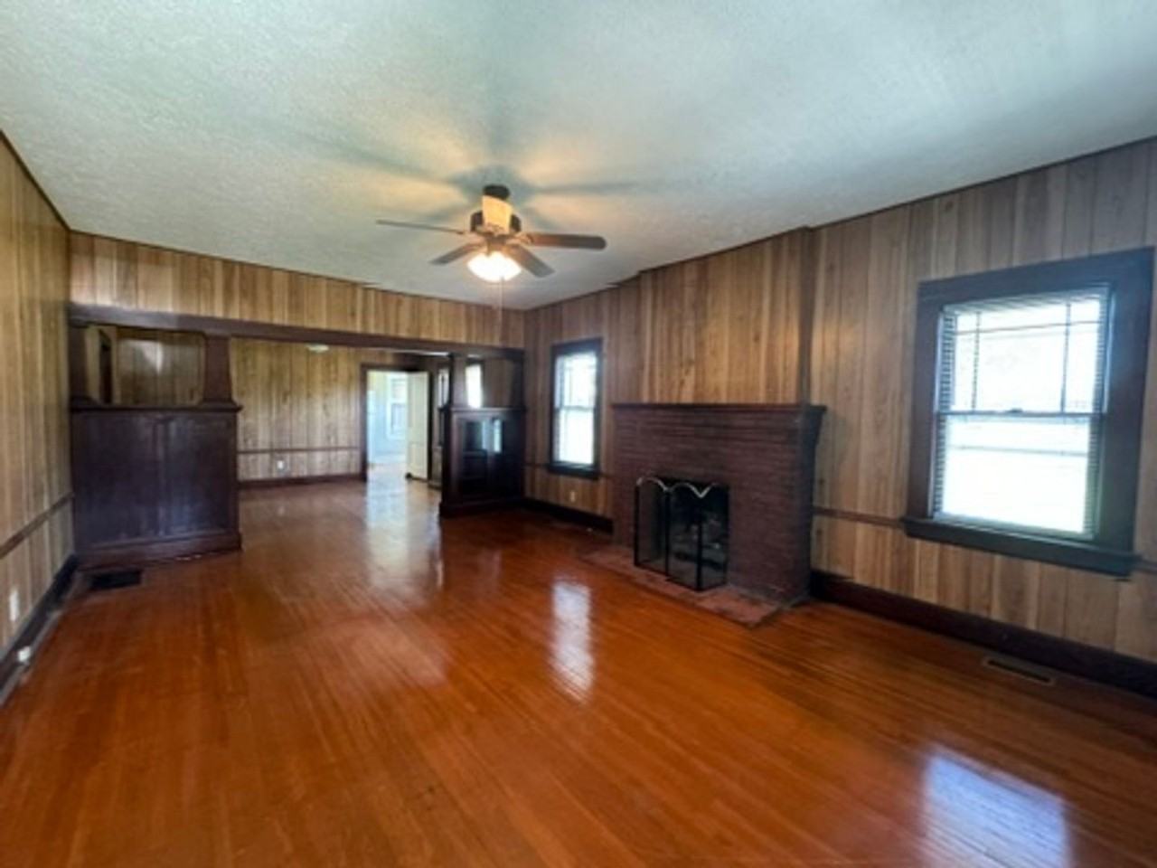 1315 N Robberson Ave - Photo 3 of 17