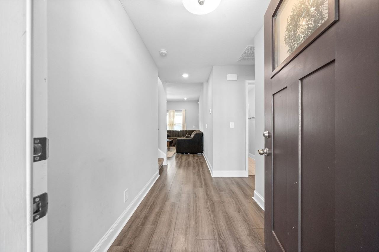 1042 Creek Way - Photo 5 of 31