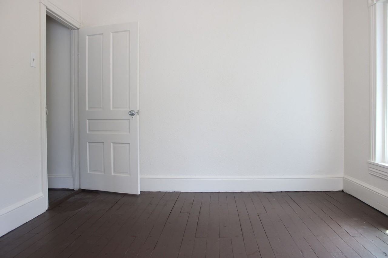 118 W Main St - Photo 5 of 7