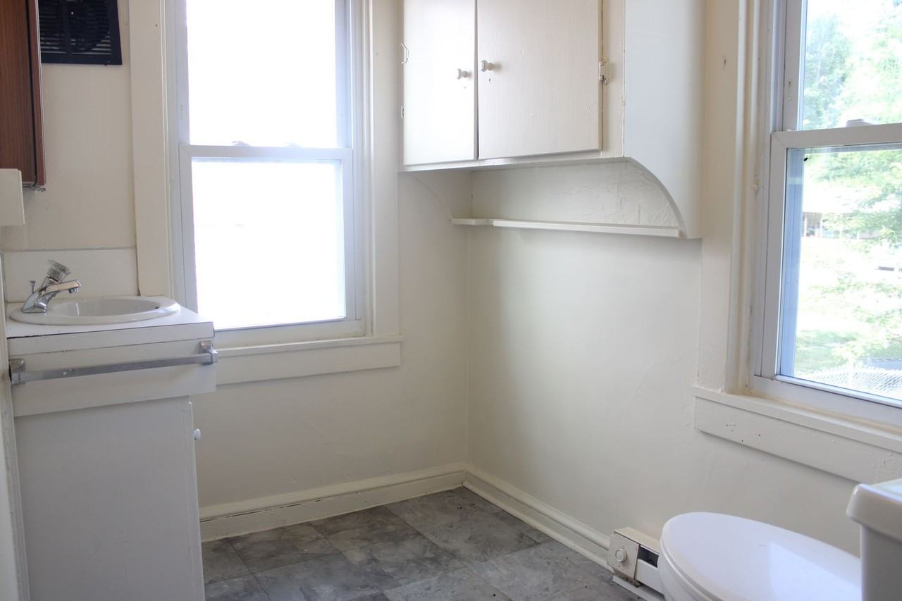 118 W Main St - Photo 6 of 7