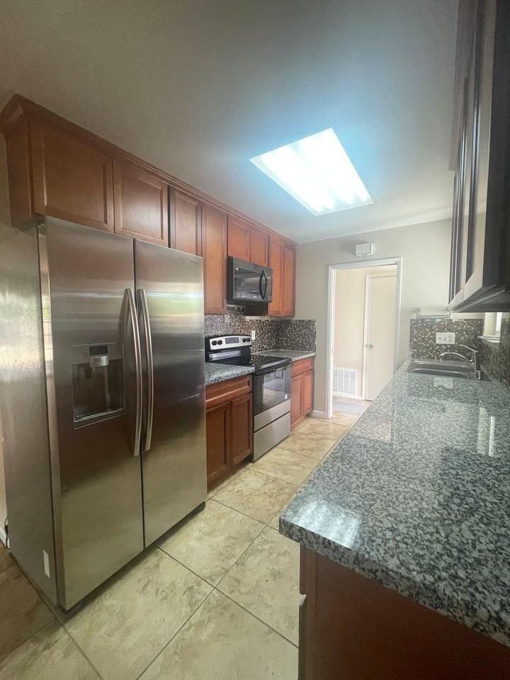 975 Perrelli St - Photo 3 of 14