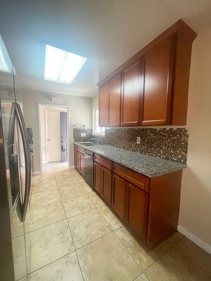 975 Perrelli St - Photo 4 of 14