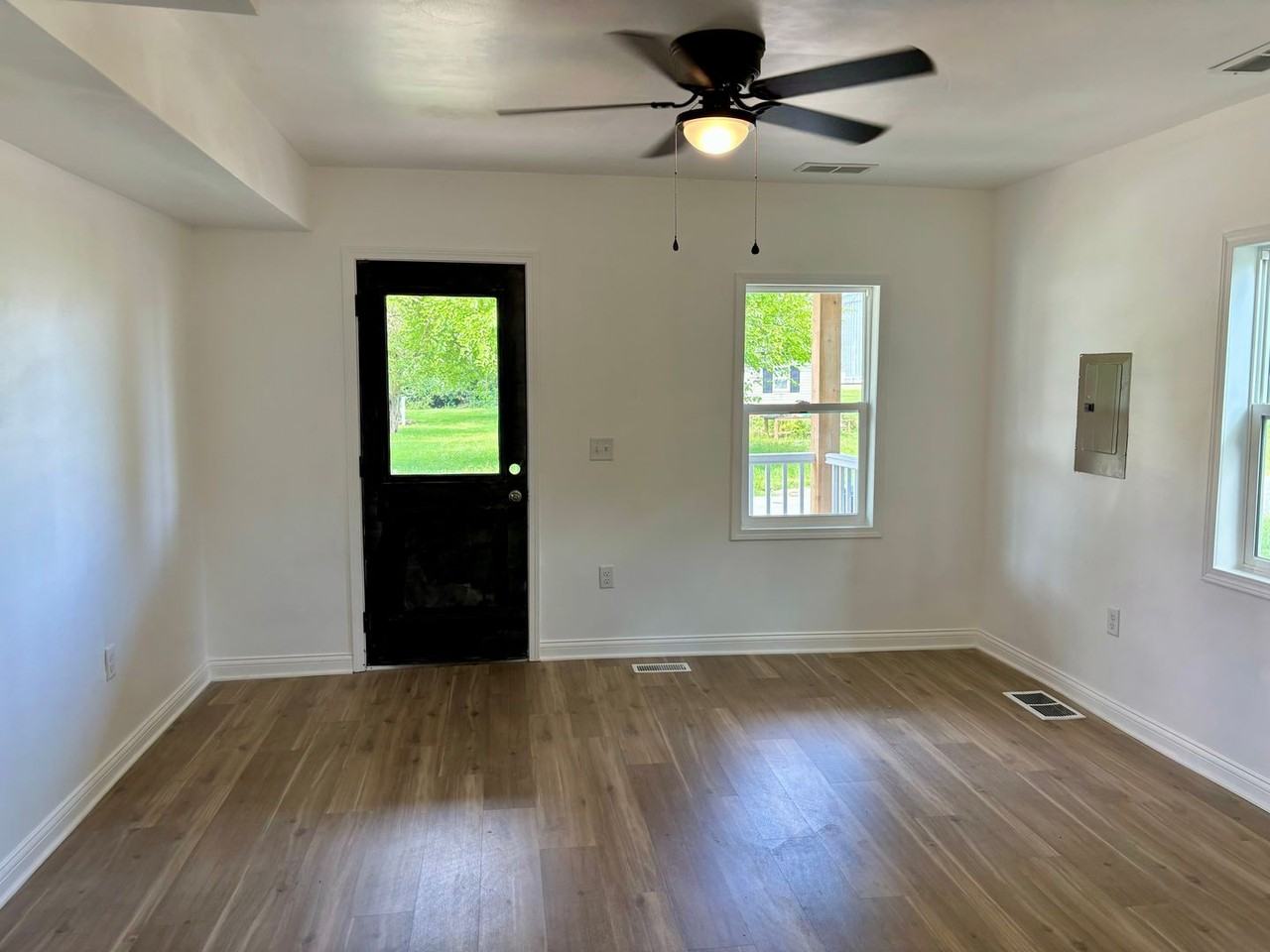 298 Midlam Ave - Photo 5 of 18