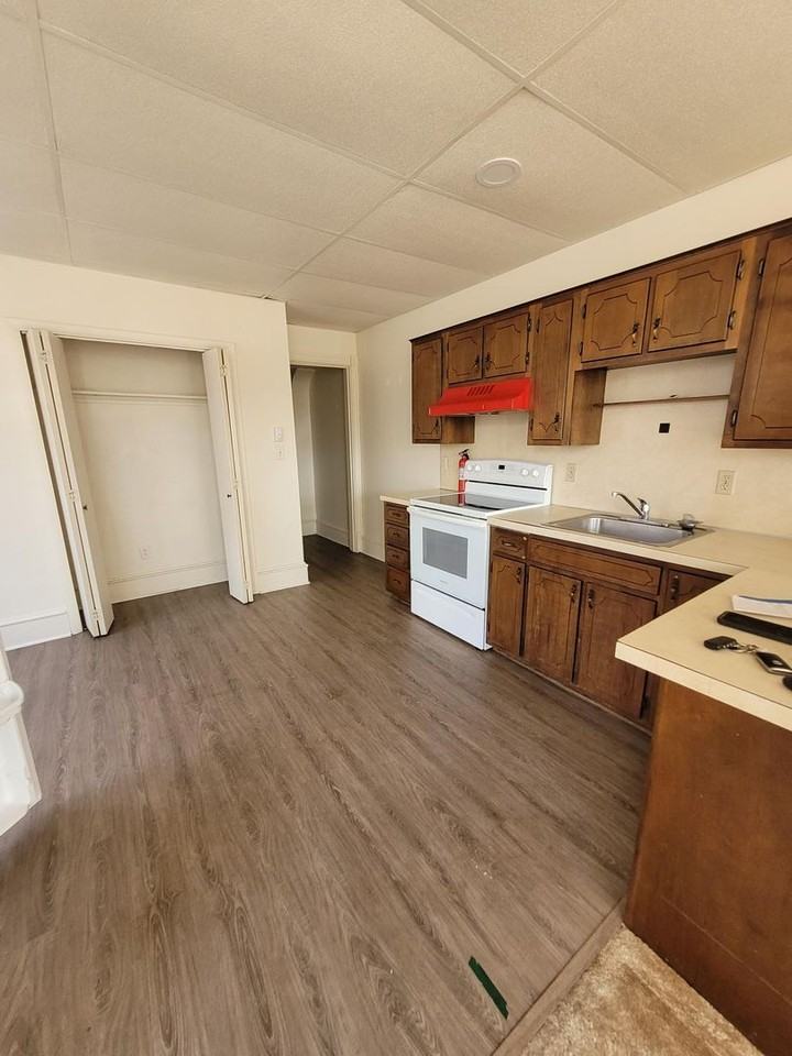 135 W Main St - Photo 3 of 26