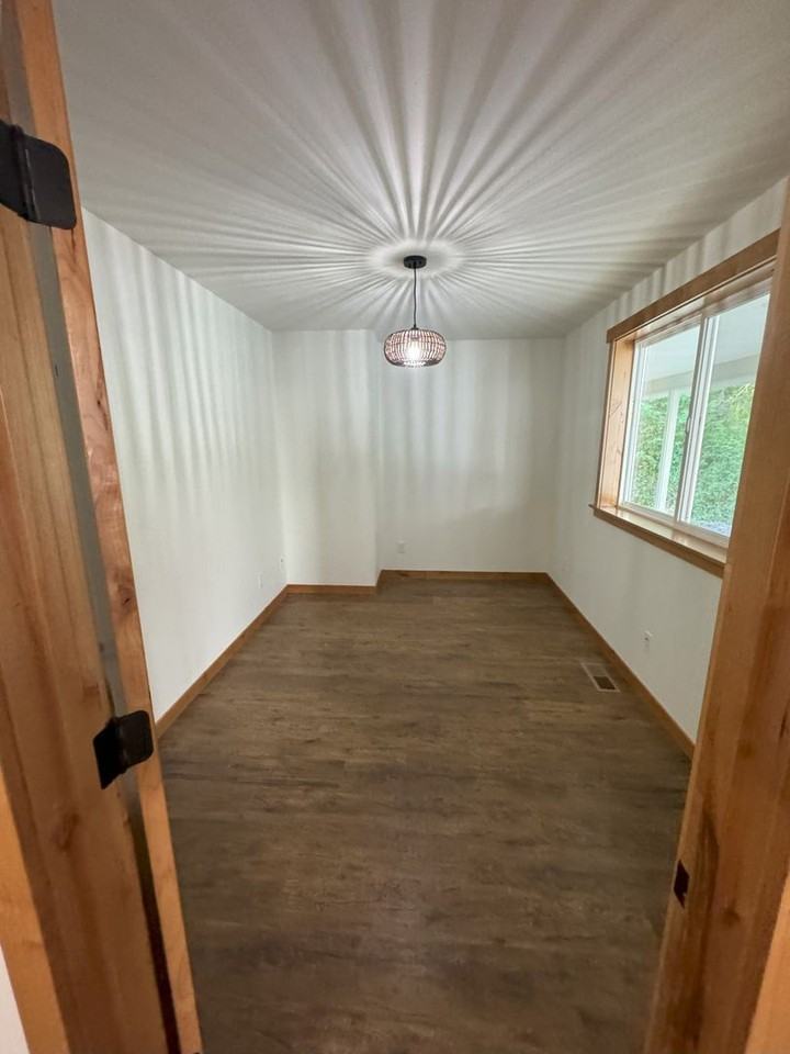 R299 - Photo 2 of 16