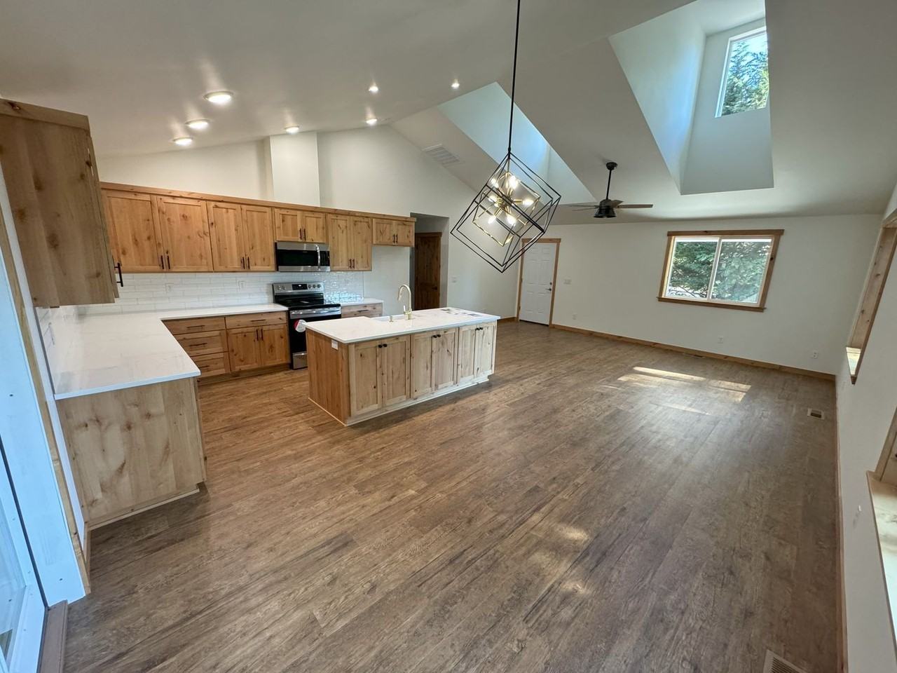 R299 - Photo 3 of 16