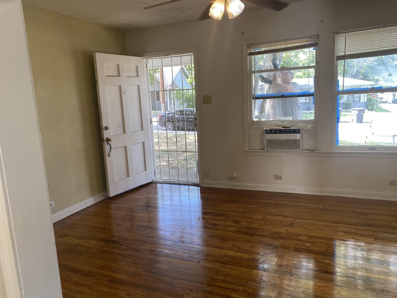 2202 Lee Hall St - Photo 2 of 12