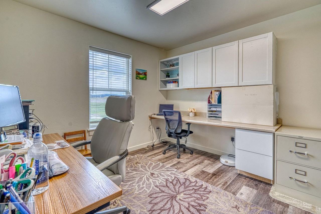 1424 Larkin Ln - Photo 2 of 30