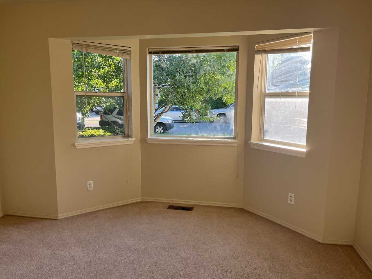 418 Greenway Ave - Photo 3 of 16