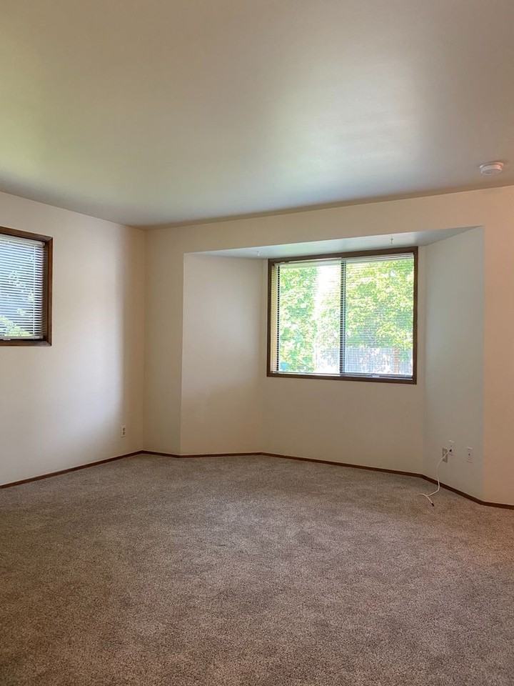 2121-CHE - Photo 2 of 12