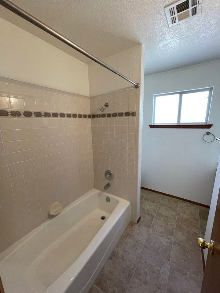 5015 Emerald St - Photo 7 of 26