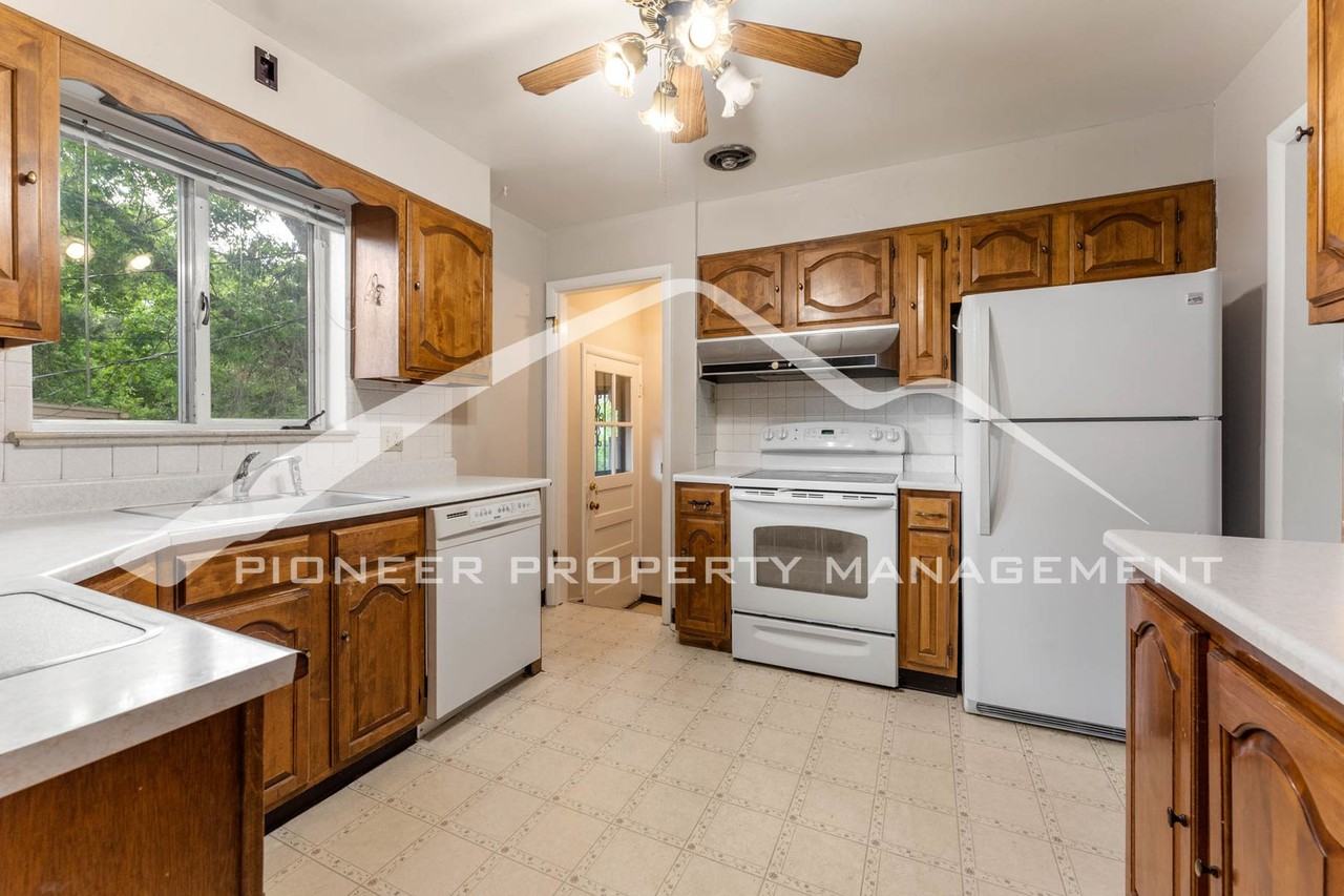 2685 S Josephine St - Photo 5 of 16