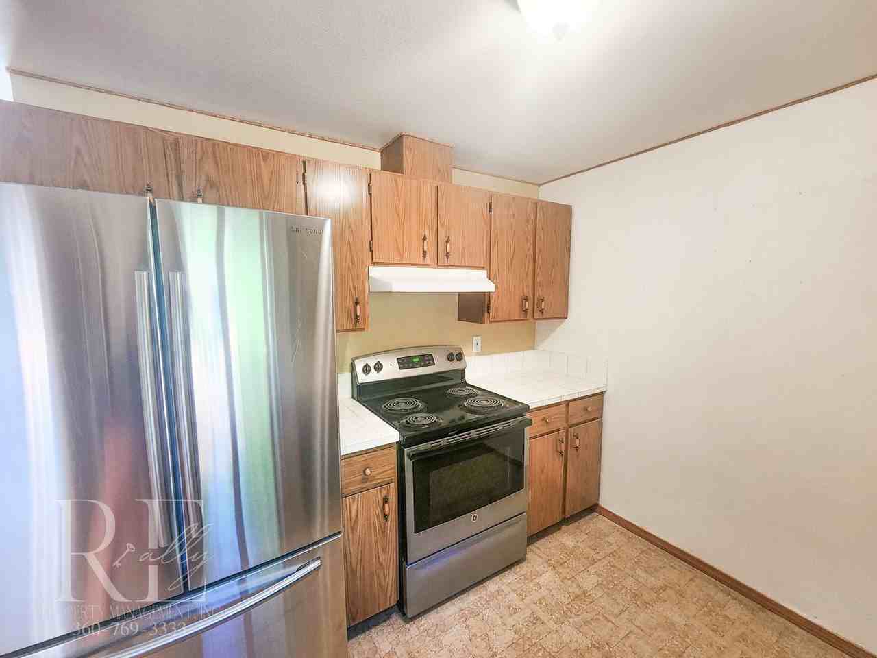 990 Northeast Larson Boulevard - Photo 4 of 34