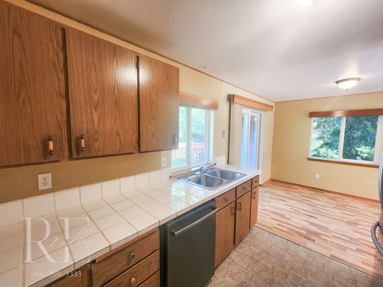 990 Northeast Larson Boulevard - Photo 5 of 34