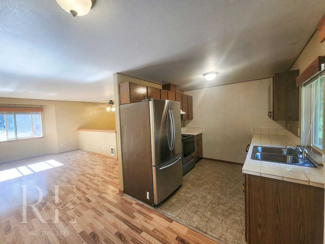 990 Northeast Larson Boulevard - Photo 6 of 34