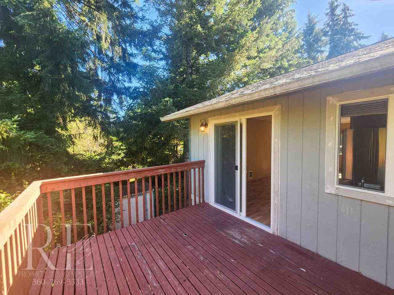 990 Northeast Larson Boulevard - Photo 7 of 34